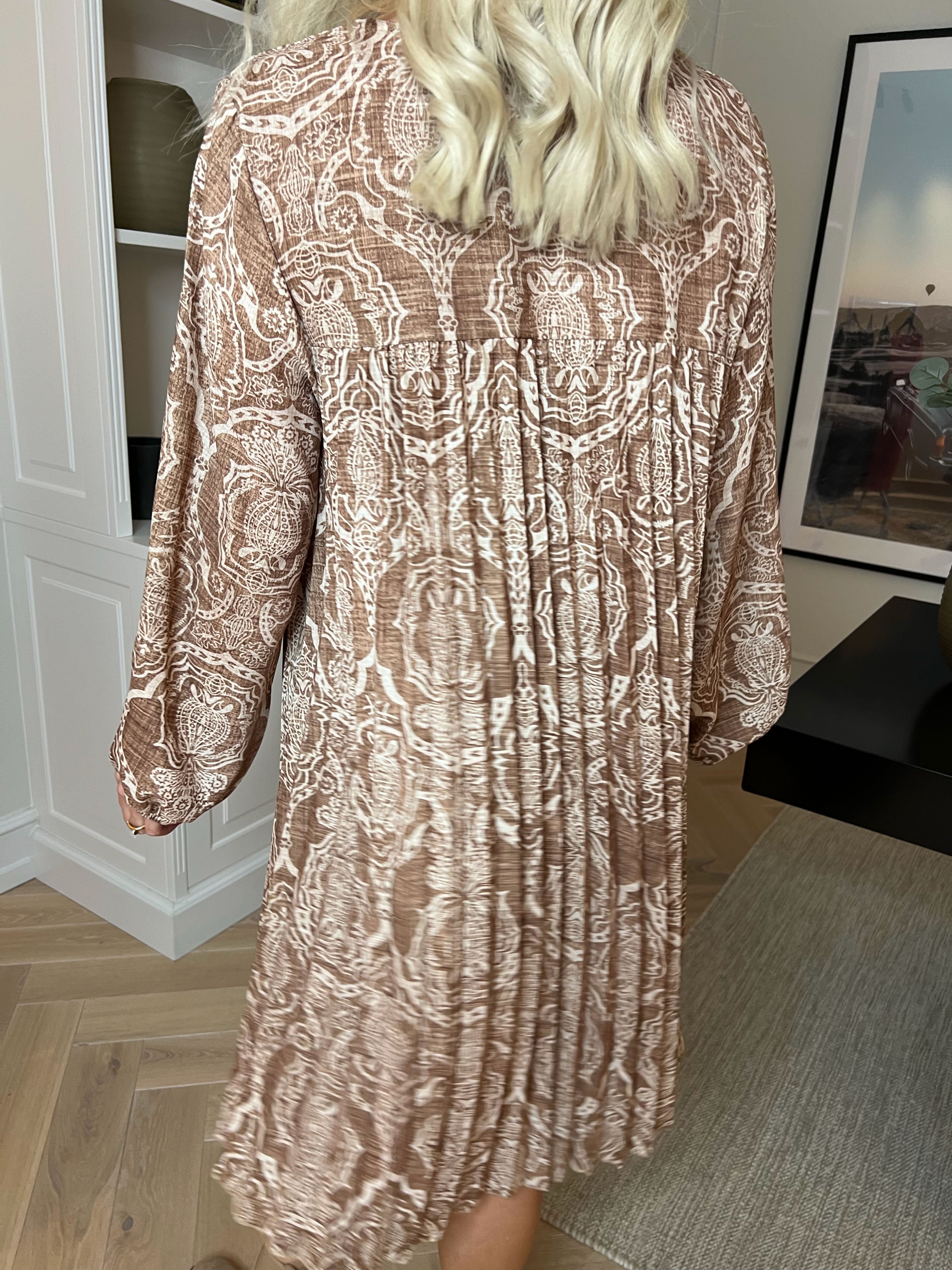 Nancy Royal Short L/S - Mønstret kjole med plisseringer og lommer